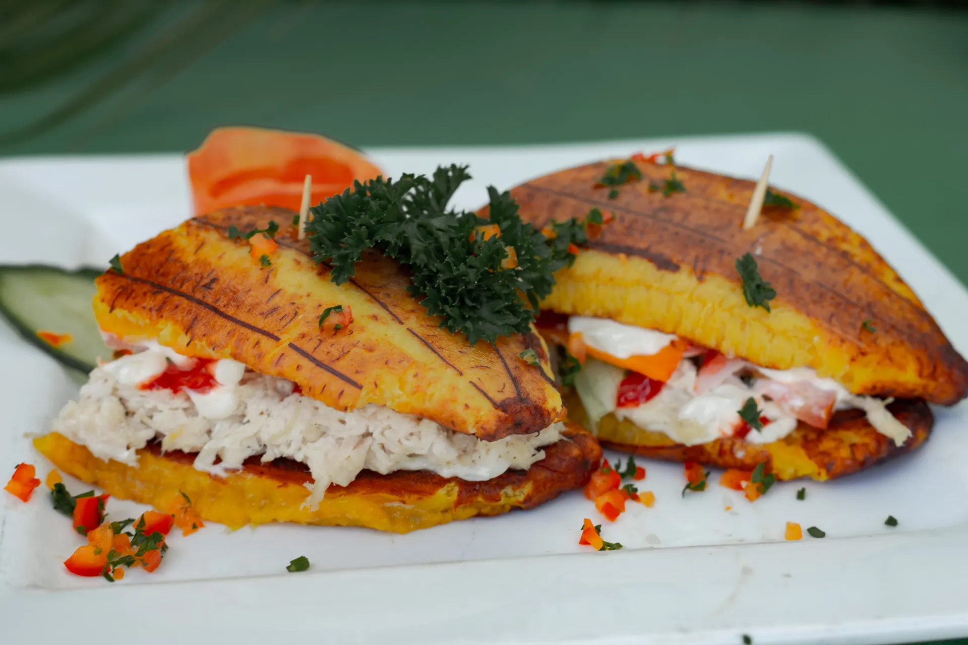 Patacón Plátano Maduro, relleno de pollo